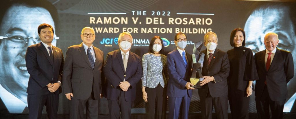 Dr. Tony Tan Caktiong (5th from left) with his wife Grace Tan Caktiong and the RVR Awards Board of Judges (from left to right): JCI Manila President Richard Lim, 2010 RVR Awardee Amb. Jesus P. Tambunting, PHINMA Chairman and CEO Ramon R. del Rosario, Jr., former Chief Justice Artemio V. Panganiban, AIM President and Dean Dr. Jikyeong Kang, and Ambassador Jose L. Cuisia, Jr.